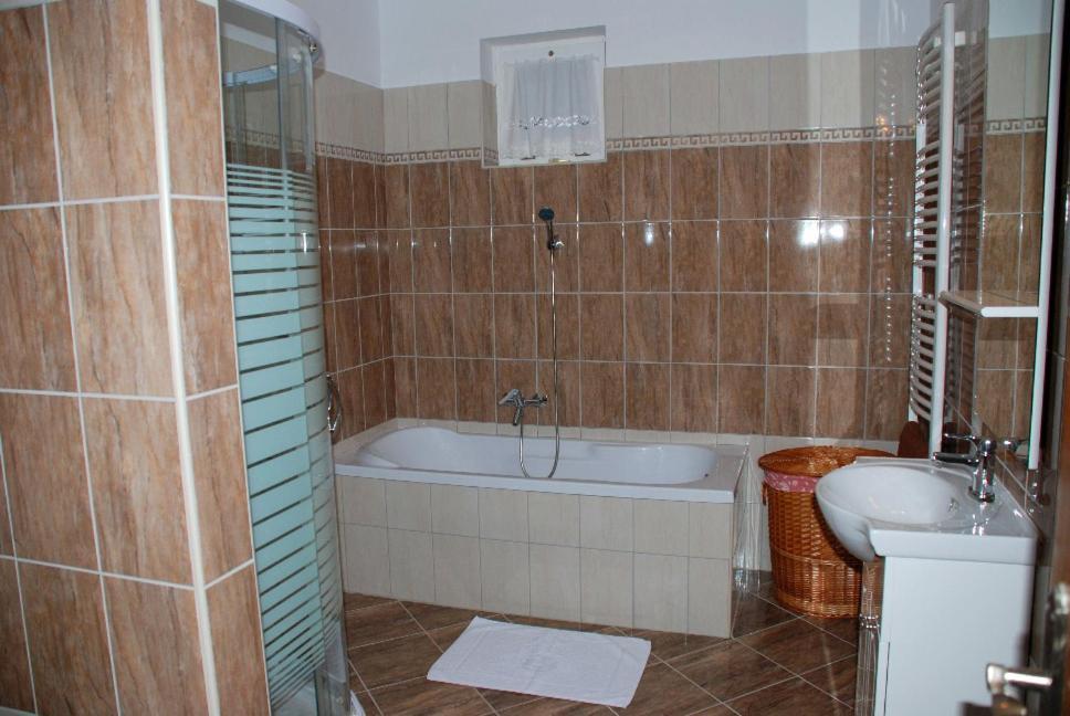 Janus Apartman Шарвар Номер фото